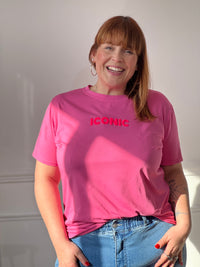 Ajoutez une touche de peps à votre tenue avec ce top rose pour femme, à la fois confortable et tendance. Sa coupe à manches courtes et son col rond en font un indispensable facile à porter au quotidien. On craque pour son inscription rose et orange fluo présente à l’avant et au dos, qui apporte une note dynamique et moderne.