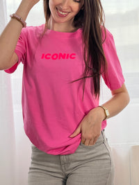 Ajoutez une touche de peps à votre tenue avec ce top rose pour femme, à la fois confortable et tendance. Sa coupe à manches courtes et son col rond en font un indispensable facile à porter au quotidien. On craque pour son inscription rose et orange fluo présente à l’avant et au dos, qui apporte une note dynamique et moderne.