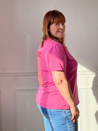 Ajoutez une touche de peps à votre tenue avec ce top rose pour femme, à la fois confortable et tendance. Sa coupe à manches courtes et son col rond en font un indispensable facile à porter au quotidien. On craque pour son inscription rose et orange fluo présente à l’avant et au dos, qui apporte une note dynamique et moderne.