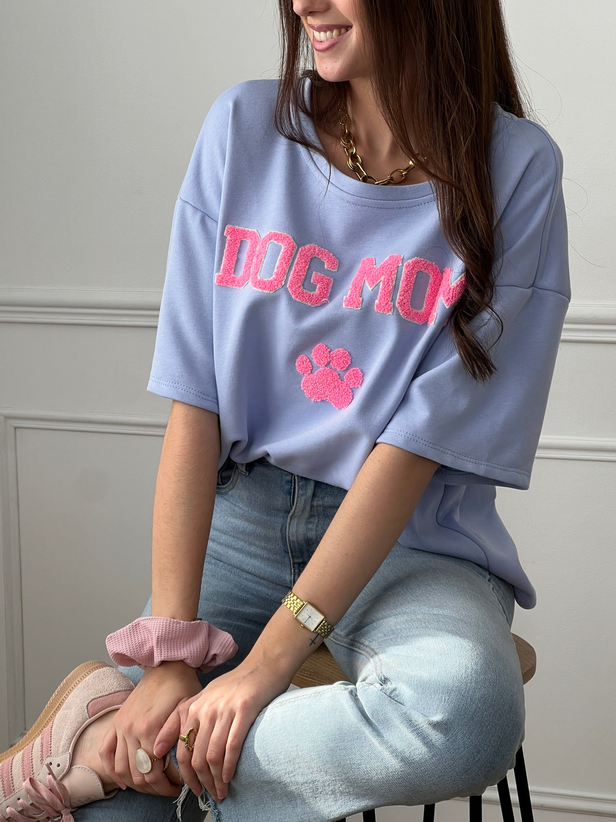 Craquez pour ce tee-shirt style sweat femme, confortable et tendance. Doté de manches courtes et d’un col rond, il est confectionné en 100 % coton pour un confort optimal. Son inscription “Dog mom” en rose et écru avec une patte de chien apporte une touche fun et originale. Ses couleurs bleu, rose et écru en font une pièce facile à porter au quotidien.