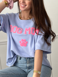 Craquez pour ce tee-shirt style sweat femme, confortable et tendance. Doté de manches courtes et d’un col rond, il est confectionné en 100 % coton pour un confort optimal. Son inscription “Dog mom” en rose et écru avec une patte de chien apporte une touche fun et originale. Ses couleurs bleu, rose et écru en font une pièce facile à porter au quotidien.