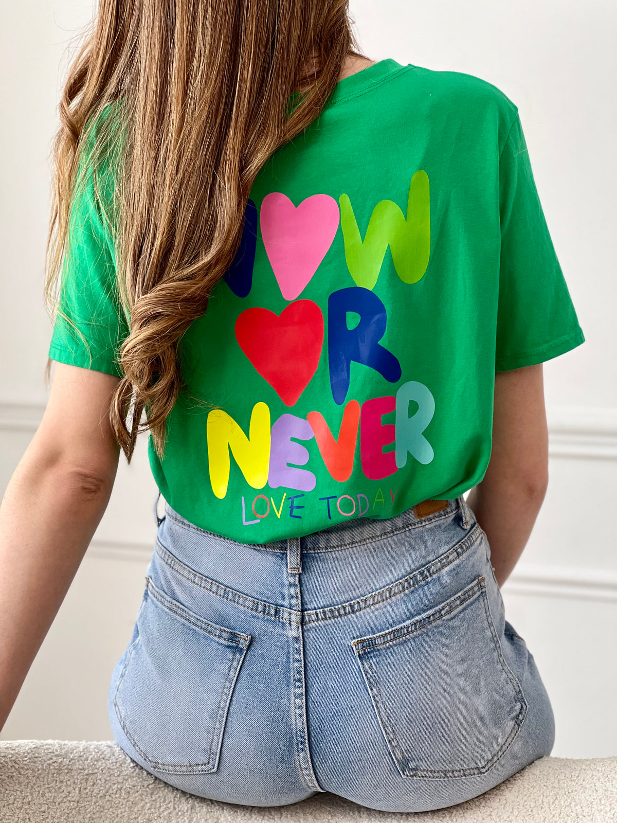 Top vert femme à manches courtes, idéal pour un look tendance et confortable au quotidien. Doté d’un col rond et d’une inscription colorée "Now or Never Love Today" à l’avant et au dos, ce t-shirt apporte une touche moderne et positive à votre tenue. Confectionné en coton avec une pointe d’élasthanne, il offre douceur, élasticité et aisance.