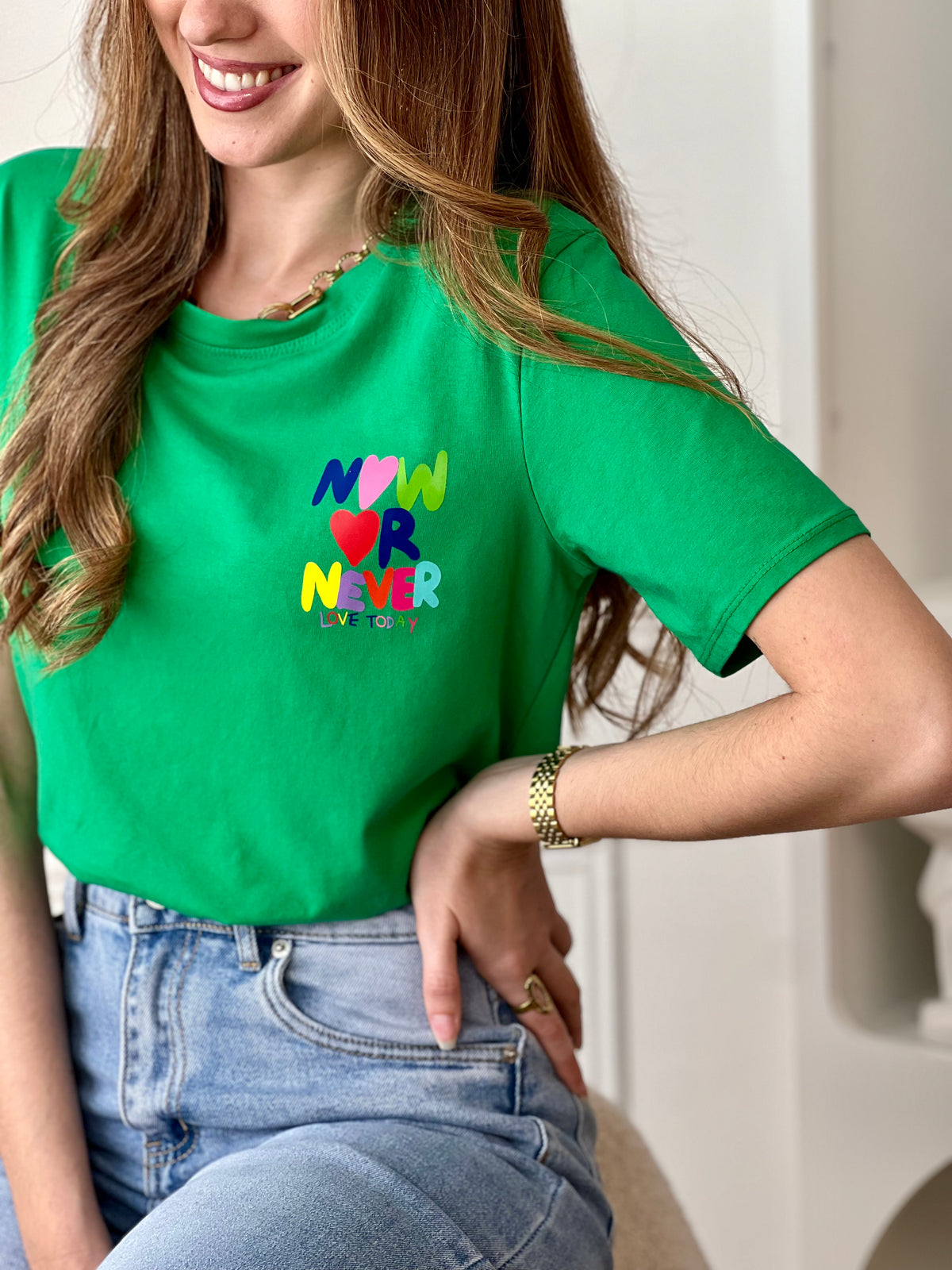 Top vert femme à manches courtes, idéal pour un look tendance et confortable au quotidien. Doté d’un col rond et d’une inscription colorée "Now or Never Love Today" à l’avant et au dos, ce t-shirt apporte une touche moderne et positive à votre tenue. Confectionné en coton avec une pointe d’élasthanne, il offre douceur, élasticité et aisance.