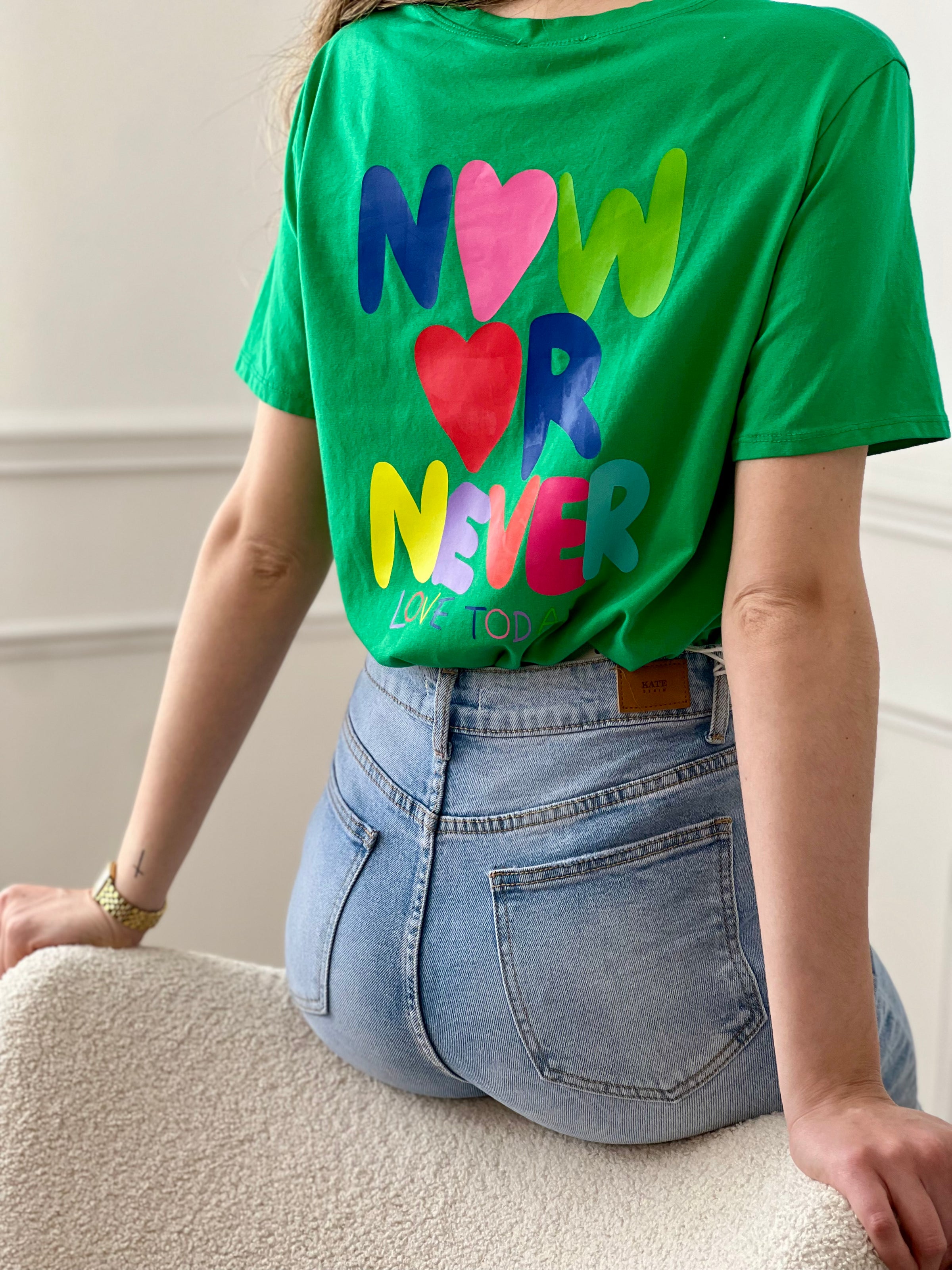 Top vert femme à manches courtes, idéal pour un look tendance et confortable au quotidien. Doté d’un col rond et d’une inscription colorée "Now or Never Love Today" à l’avant et au dos, ce t-shirt apporte une touche moderne et positive à votre tenue. Confectionné en coton avec une pointe d’élasthanne, il offre douceur, élasticité et aisance.