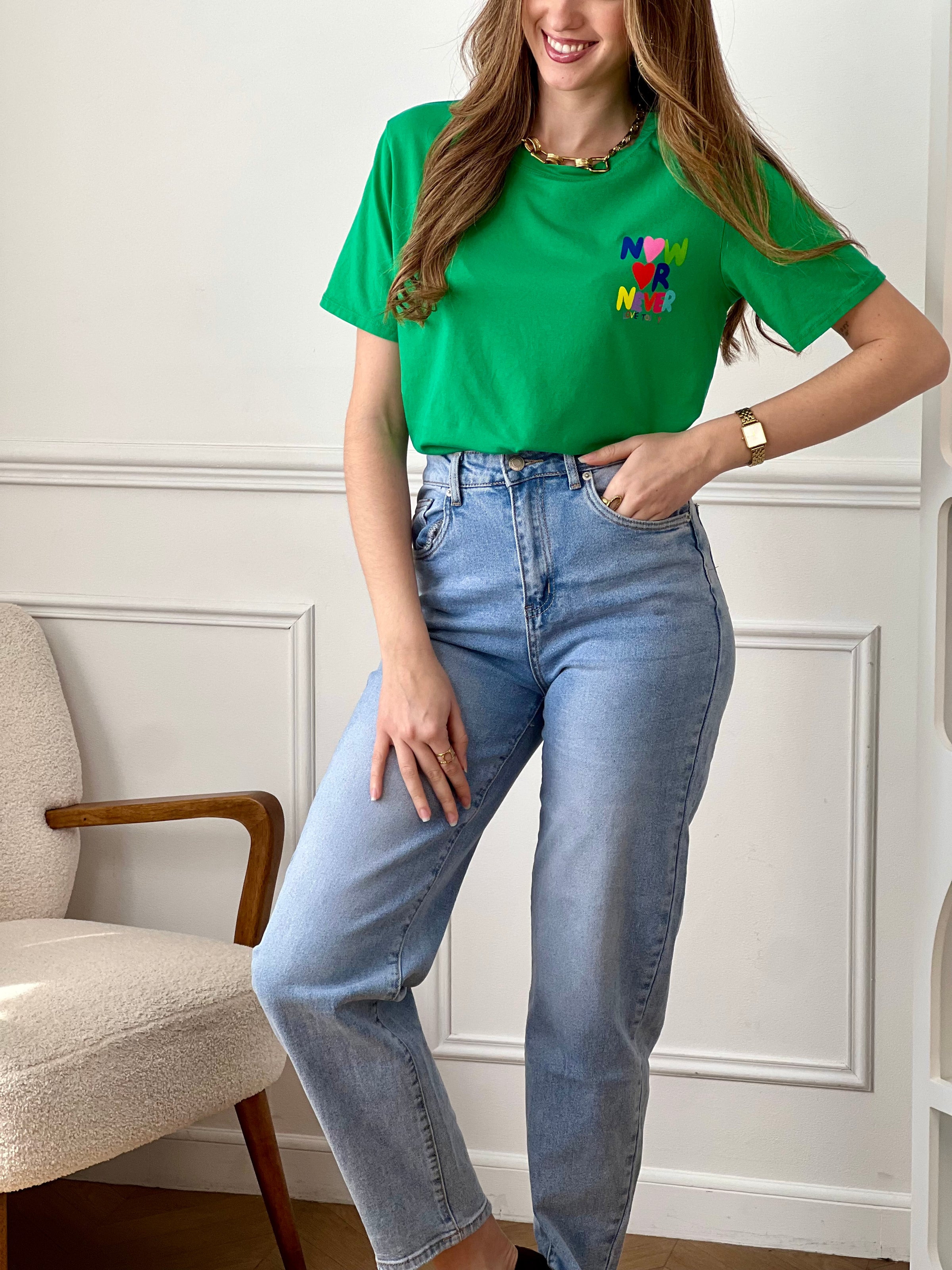 Top vert femme à manches courtes, idéal pour un look tendance et confortable au quotidien. Doté d’un col rond et d’une inscription colorée "Now or Never Love Today" à l’avant et au dos, ce t-shirt apporte une touche moderne et positive à votre tenue. Confectionné en coton avec une pointe d’élasthanne, il offre douceur, élasticité et aisance.