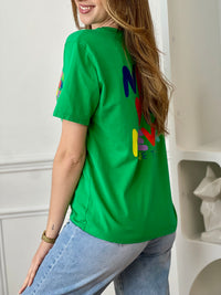 Top vert femme à manches courtes, idéal pour un look tendance et confortable au quotidien. Doté d’un col rond et d’une inscription colorée "Now or Never Love Today" à l’avant et au dos, ce t-shirt apporte une touche moderne et positive à votre tenue. Confectionné en coton avec une pointe d’élasthanne, il offre douceur, élasticité et aisance.