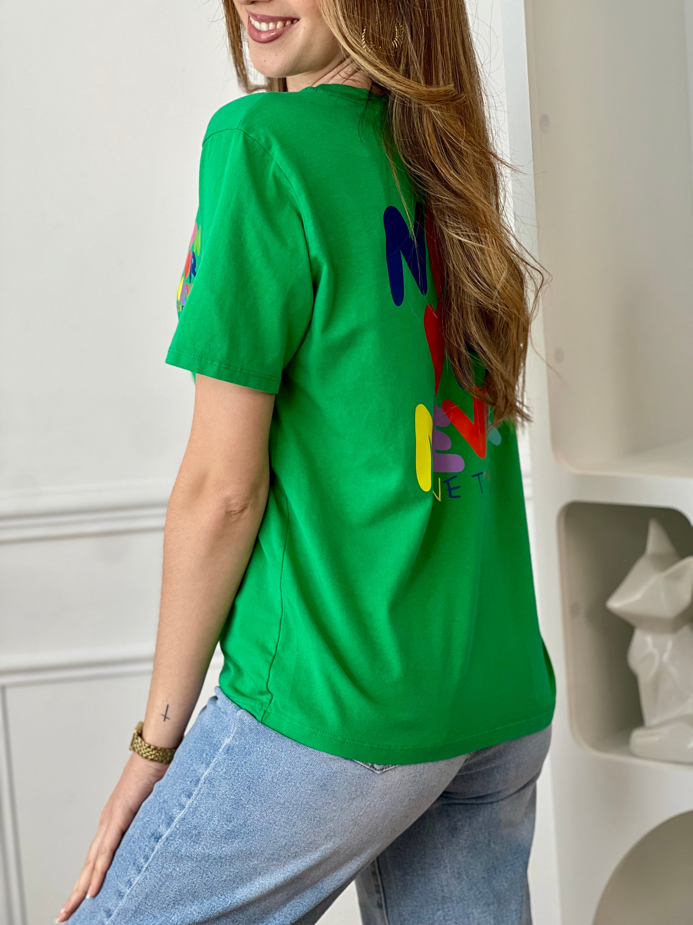 Top vert femme à manches courtes, idéal pour un look tendance et confortable au quotidien. Doté d’un col rond et d’une inscription colorée "Now or Never Love Today" à l’avant et au dos, ce t-shirt apporte une touche moderne et positive à votre tenue. Confectionné en coton avec une pointe d’élasthanne, il offre douceur, élasticité et aisance.