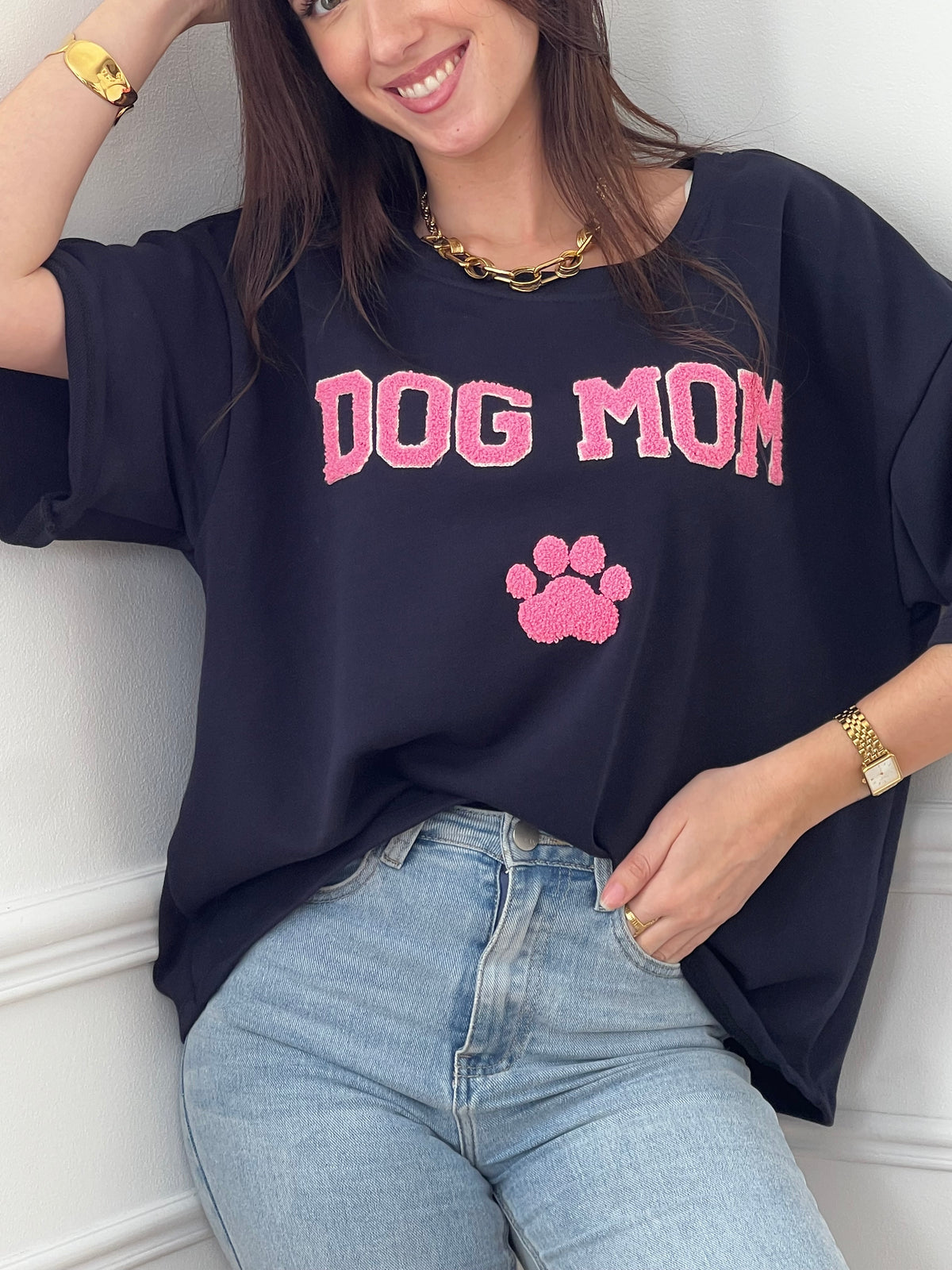 Craquez pour ce tee-shirt style sweat femme, confortable et tendance. Doté de manches courtes et d’un col rond, il est confectionné en 100 % coton pour un confort optimal. Son inscription “Dog mom” en rose et écru avec une patte de chien apporte une touche fun et originale. Ses couleurs bleu, rose et écru en font une pièce facile à porter au quotidien.