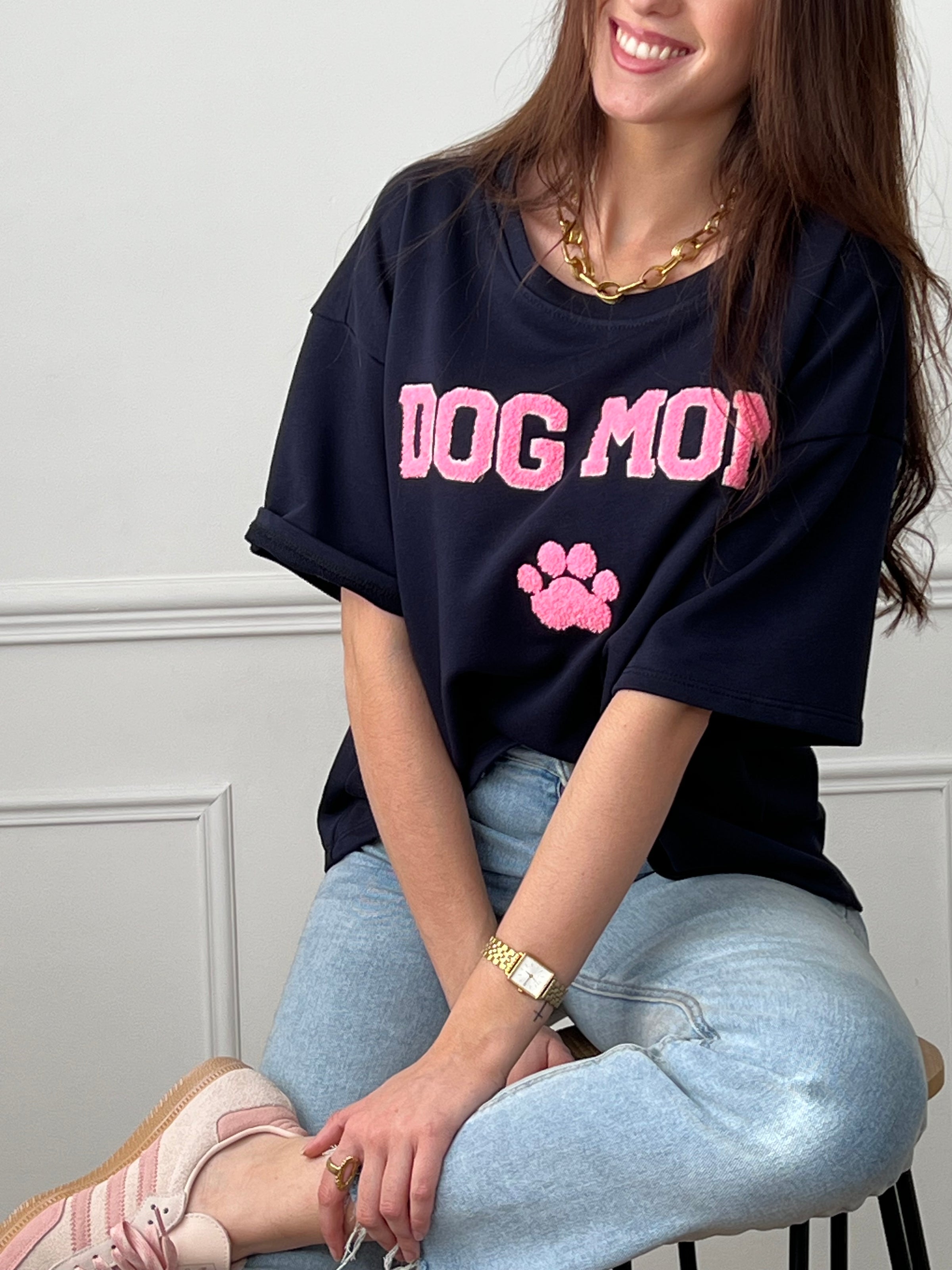 Craquez pour ce tee-shirt style sweat femme, confortable et tendance. Doté de manches courtes et d’un col rond, il est confectionné en 100 % coton pour un confort optimal. Son inscription “Dog mom” en rose et écru avec une patte de chien apporte une touche fun et originale. Ses couleurs bleu, rose et écru en font une pièce facile à porter au quotidien.