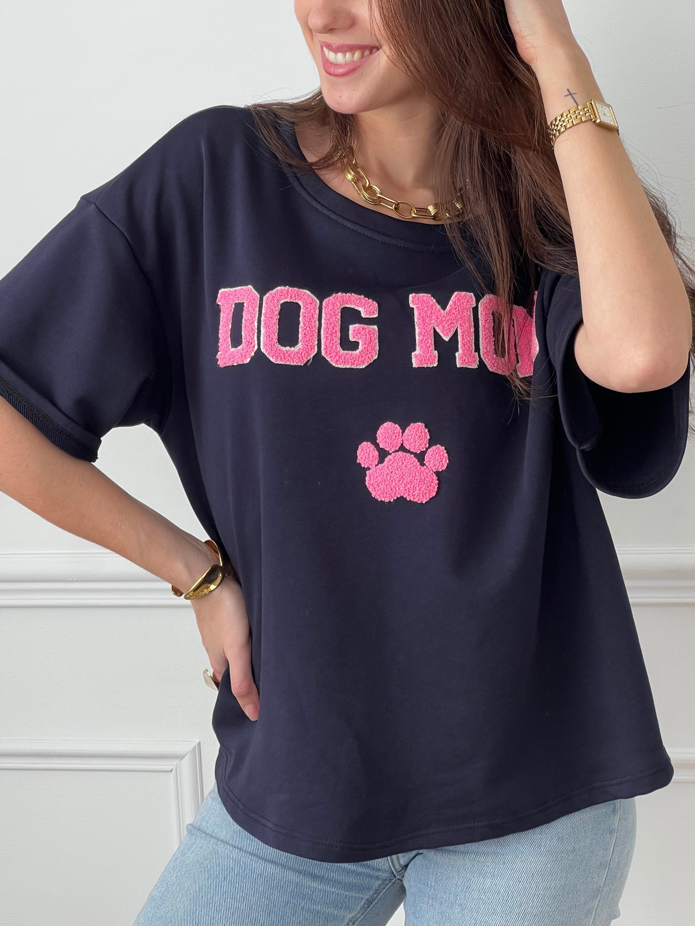 Craquez pour ce tee-shirt style sweat femme, confortable et tendance. Doté de manches courtes et d’un col rond, il est confectionné en 100 % coton pour un confort optimal. Son inscription “Dog mom” en rose et écru avec une patte de chien apporte une touche fun et originale. Ses couleurs bleu, rose et écru en font une pièce facile à porter au quotidien.