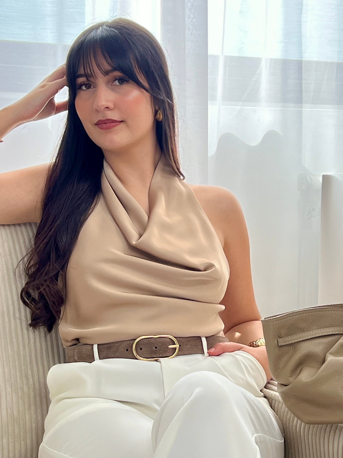 Top halter femme beige, idéal pour un look estival et élégant. Avec son col halter et son dos ainsi que ses épaules nus, il met en valeur la silhouette avec féminité. Doté de boutons derrière le cou, il assure un maintien parfait. Léger et facile à associer, ce top beige est un incontournable pour une tenue chic et tendance.