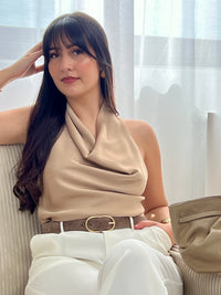 Top halter femme beige, idéal pour un look estival et élégant. Avec son col halter et son dos ainsi que ses épaules nus, il met en valeur la silhouette avec féminité. Doté de boutons derrière le cou, il assure un maintien parfait. Léger et facile à associer, ce top beige est un incontournable pour une tenue chic et tendance.