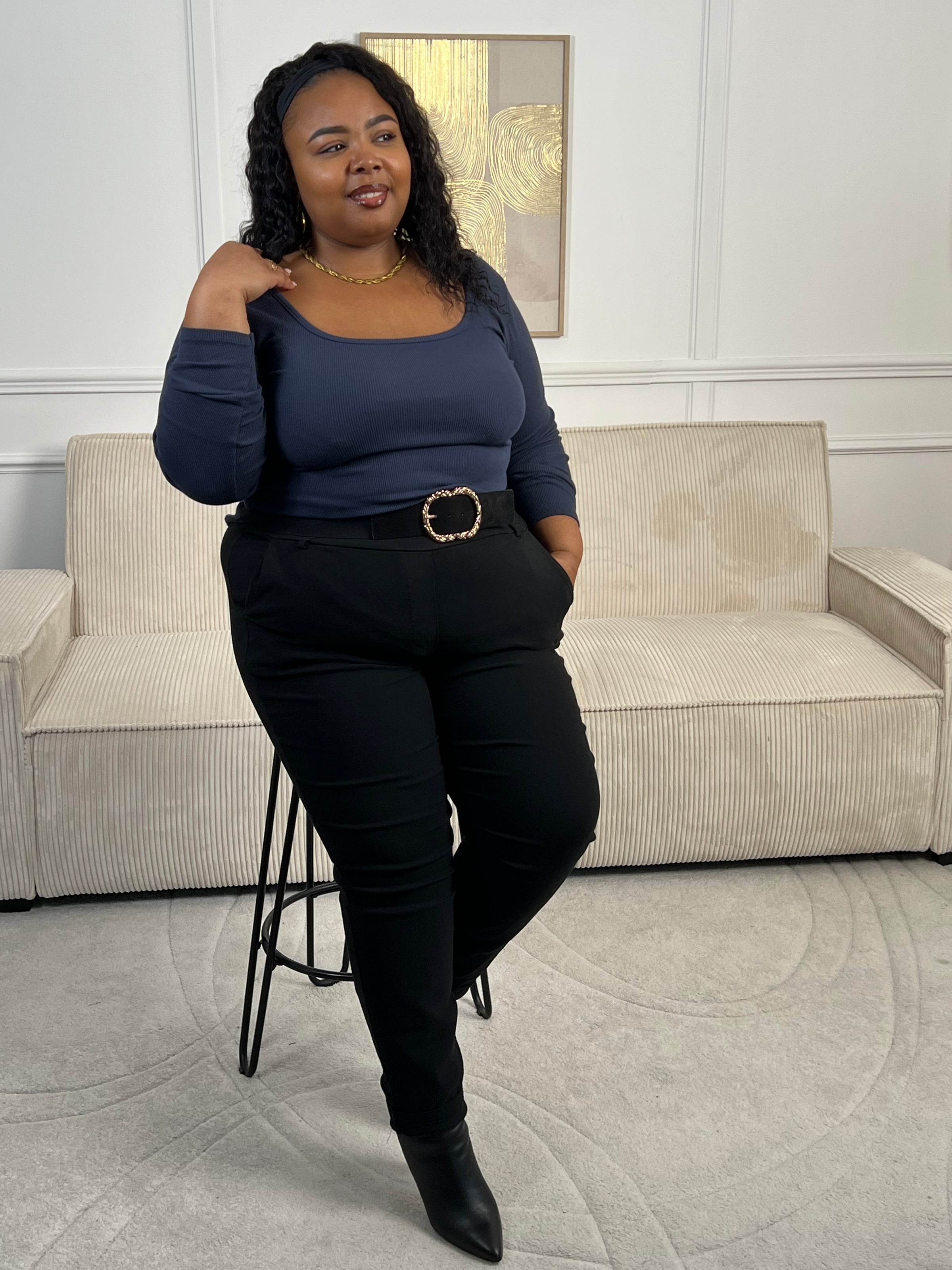 Indispensable du dressing, ce top bleu marine manches longues mise sur la simplicité et l'efficacité. Sa coupe épurée en fait une pièce facile à porter et à associer, parfaite en toute saison, seule ou sous une veste.