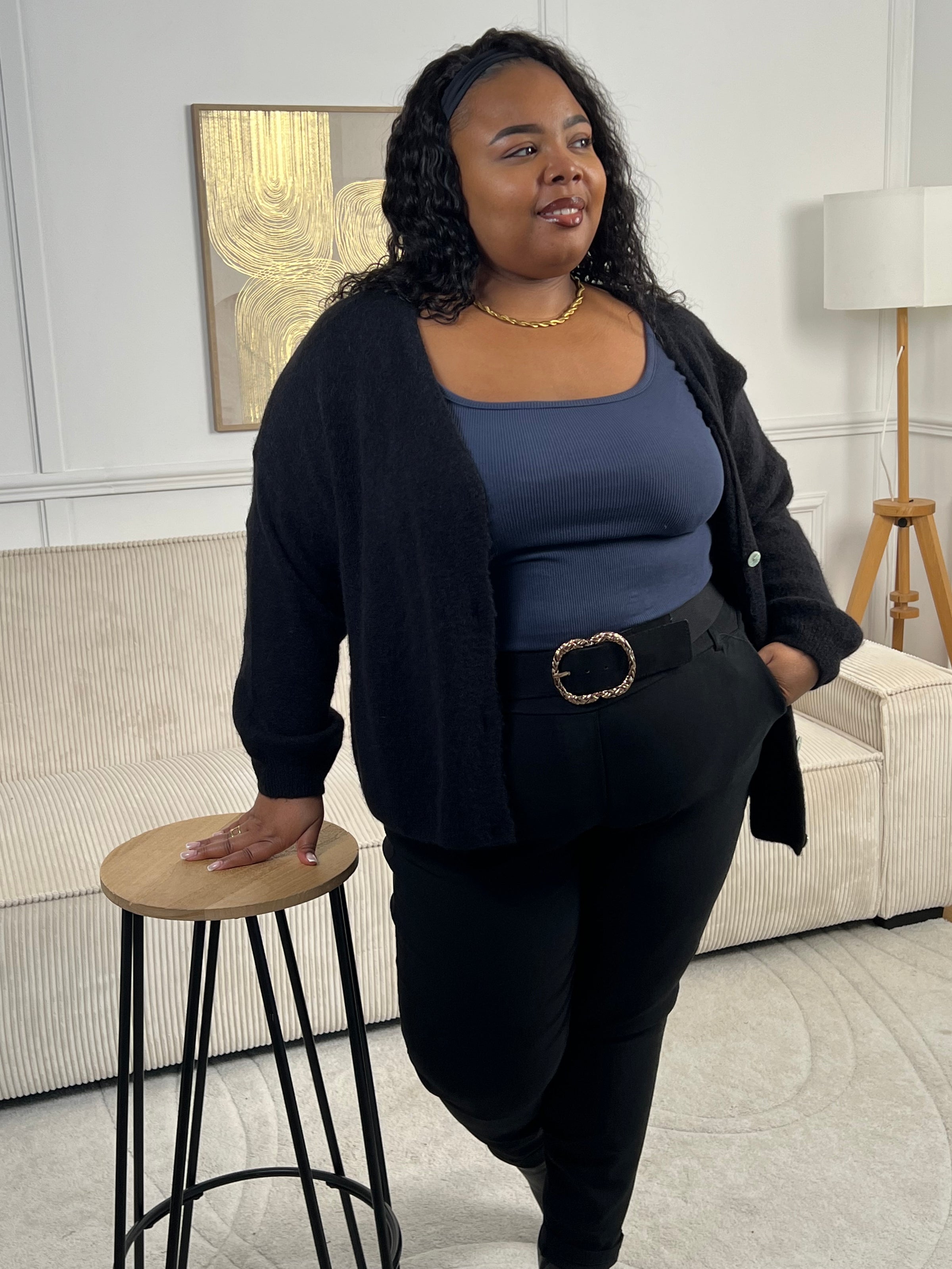 Indispensable du dressing, ce top bleu marine manches longues mise sur la simplicité et l'efficacité. Sa coupe épurée en fait une pièce facile à porter et à associer, parfaite en toute saison, seule ou sous une veste.