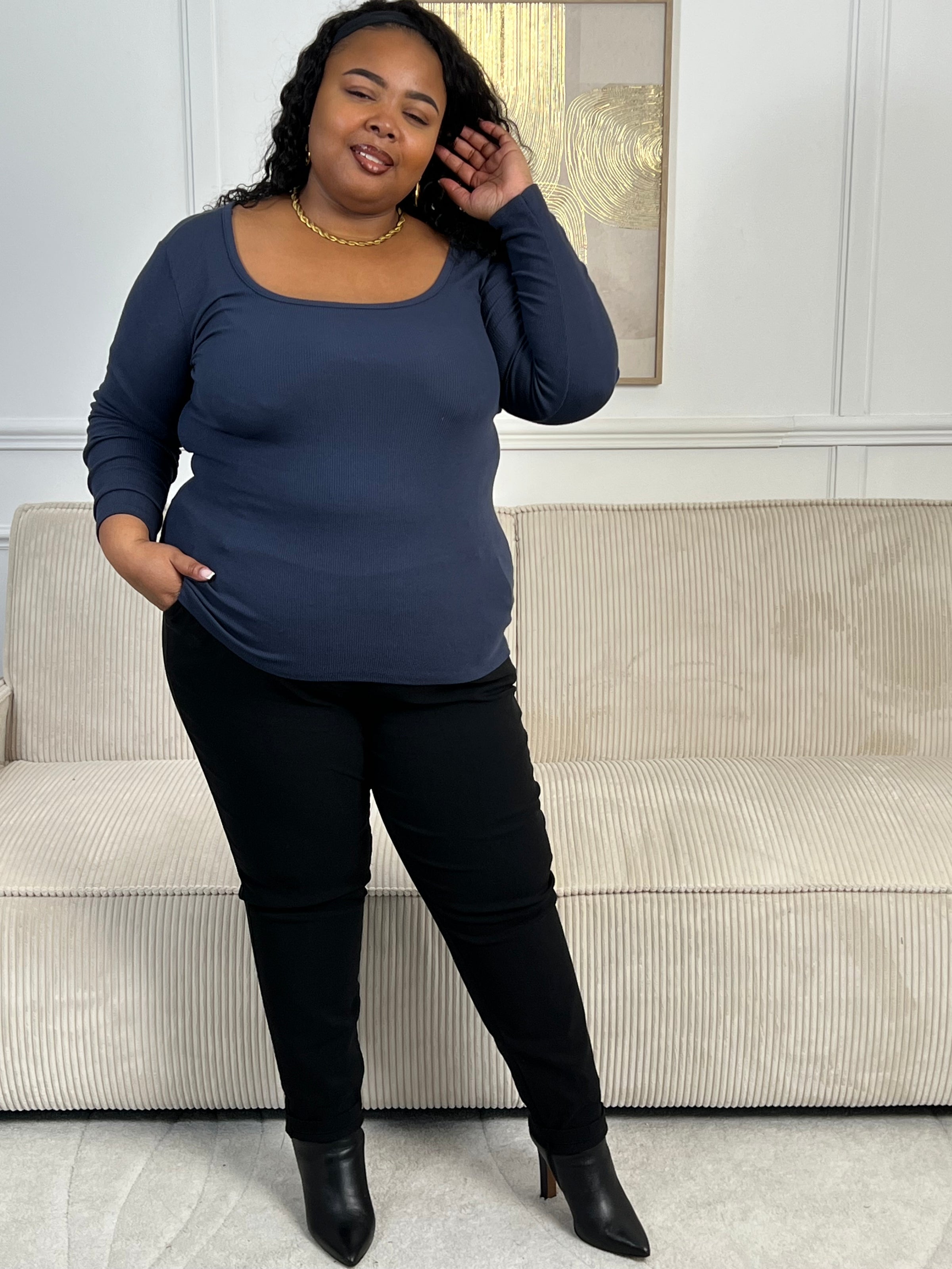 Indispensable du dressing, ce top bleu marine manches longues mise sur la simplicité et l'efficacité. Sa coupe épurée en fait une pièce facile à porter et à associer, parfaite en toute saison, seule ou sous une veste.