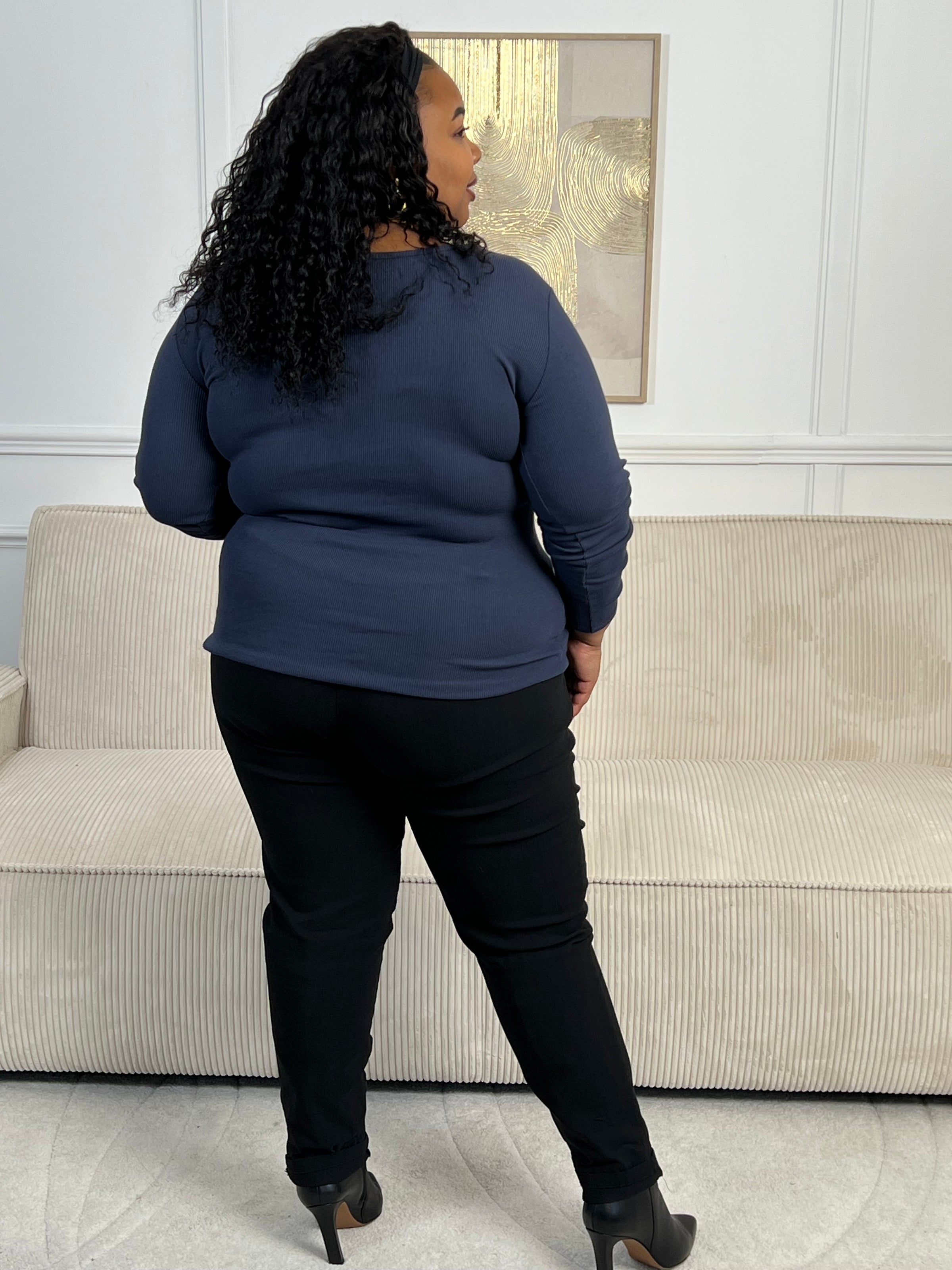 Indispensable du dressing, ce top bleu marine manches longues mise sur la simplicité et l'efficacité. Sa coupe épurée en fait une pièce facile à porter et à associer, parfaite en toute saison, seule ou sous une veste.