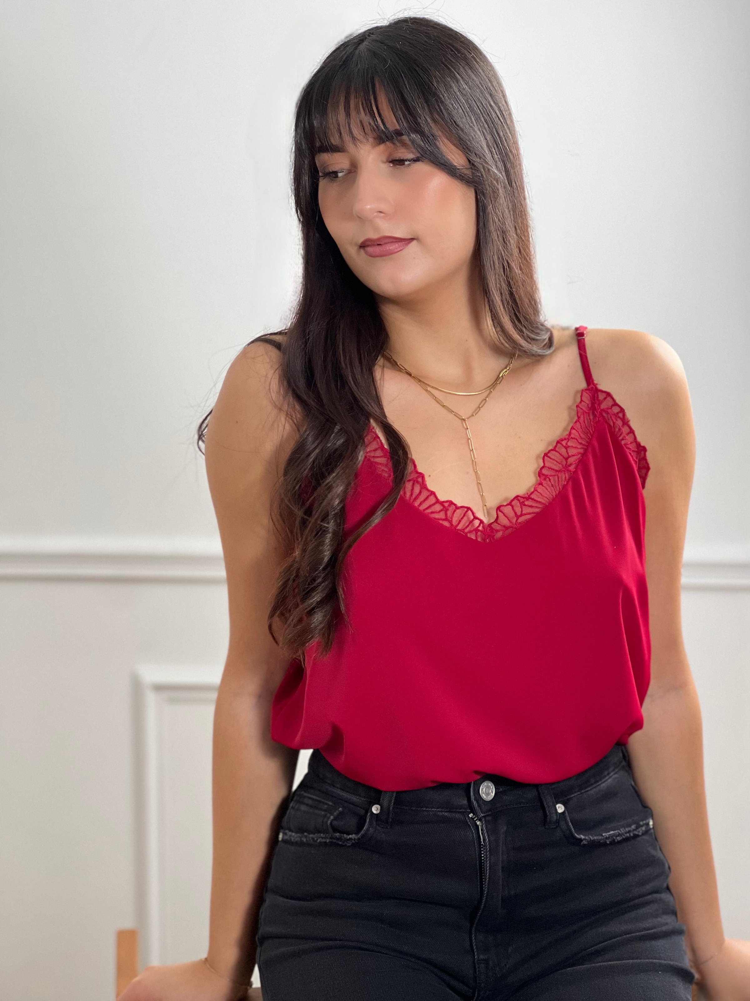 Adoptez un look rafraîchissant avec ce haut bordeaux décontracté de Leonia. Parfait pour les journées ensoleillées, il offre un ajustement confortable et un coupé élégant. Ajoutez ce haut à votre garde-robe pour un style tendance.