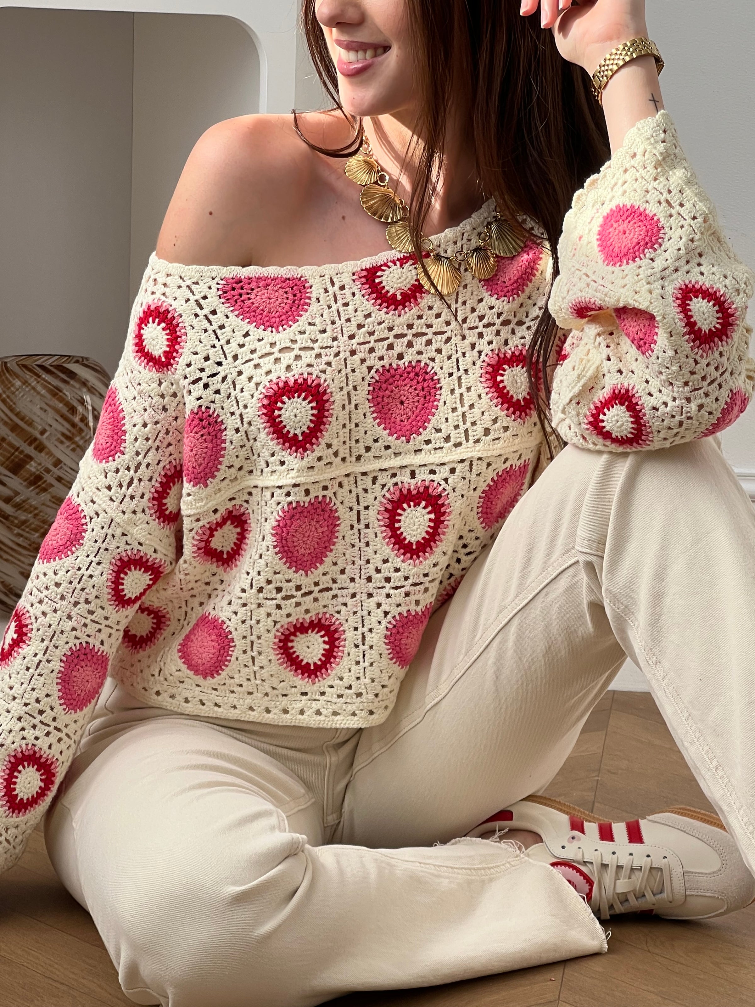 Craquez pour ce top beige en crochet femme, délicat et tendance. Doté de manches longues et d’un col rond, il se distingue par son crochet ajouré qui apporte légèreté et féminité. Ses motifs cœurs rose et rouge ajoutent une touche romantique et originale à votre tenue.