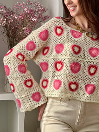 Craquez pour ce top beige en crochet femme, délicat et tendance. Doté de manches longues et d’un col rond, il se distingue par son crochet ajouré qui apporte légèreté et féminité. Ses motifs cœurs rose et rouge ajoutent une touche romantique et originale à votre tenue.