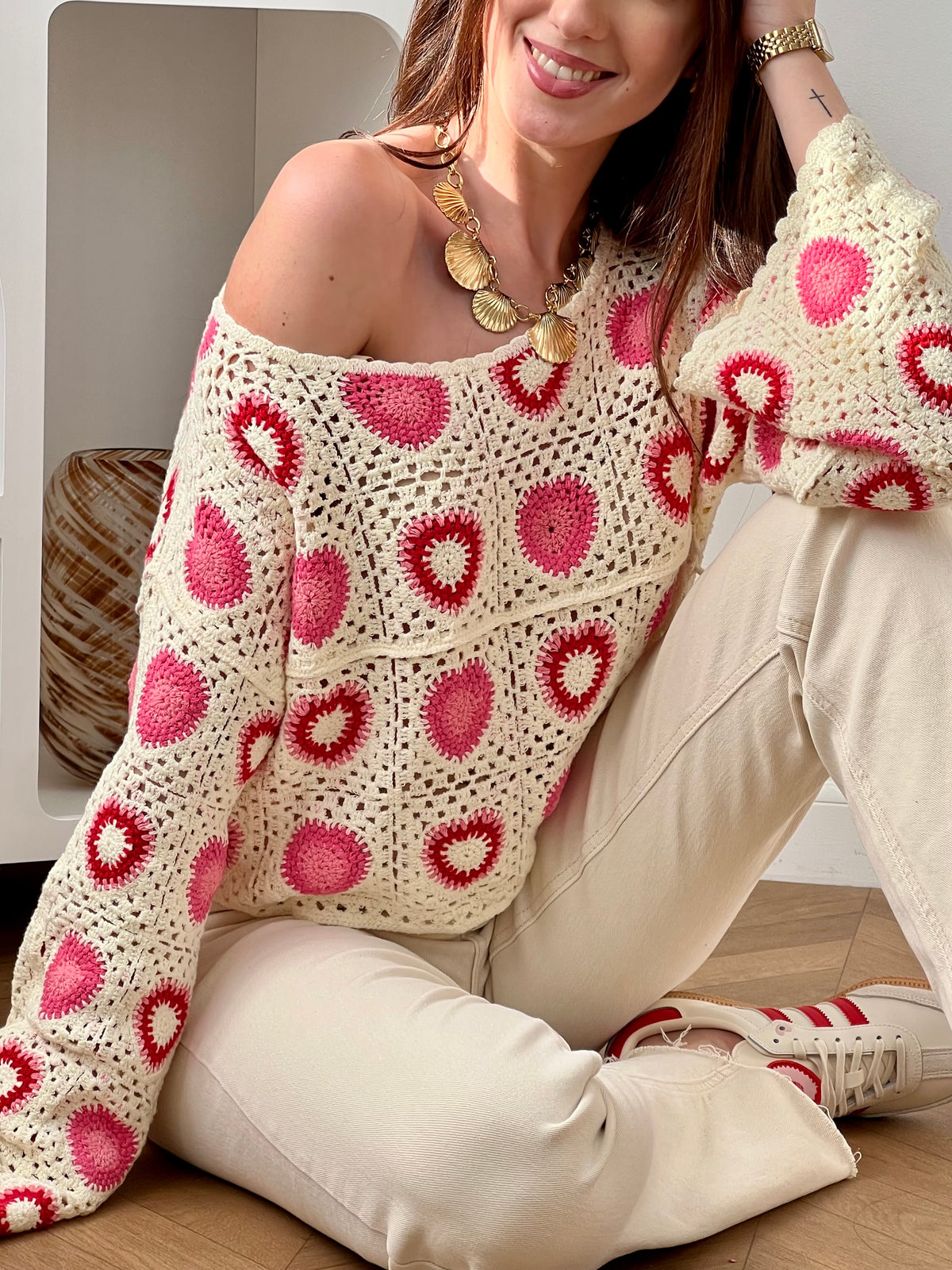 Craquez pour ce top beige en crochet femme, délicat et tendance. Doté de manches longues et d’un col rond, il se distingue par son crochet ajouré qui apporte légèreté et féminité. Ses motifs cœurs rose et rouge ajoutent une touche romantique et originale à votre tenue.