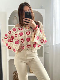 Craquez pour ce top beige en crochet femme, délicat et tendance. Doté de manches longues et d’un col rond, il se distingue par son crochet ajouré qui apporte légèreté et féminité. Ses motifs cœurs rose et rouge ajoutent une touche romantique et originale à votre tenue.