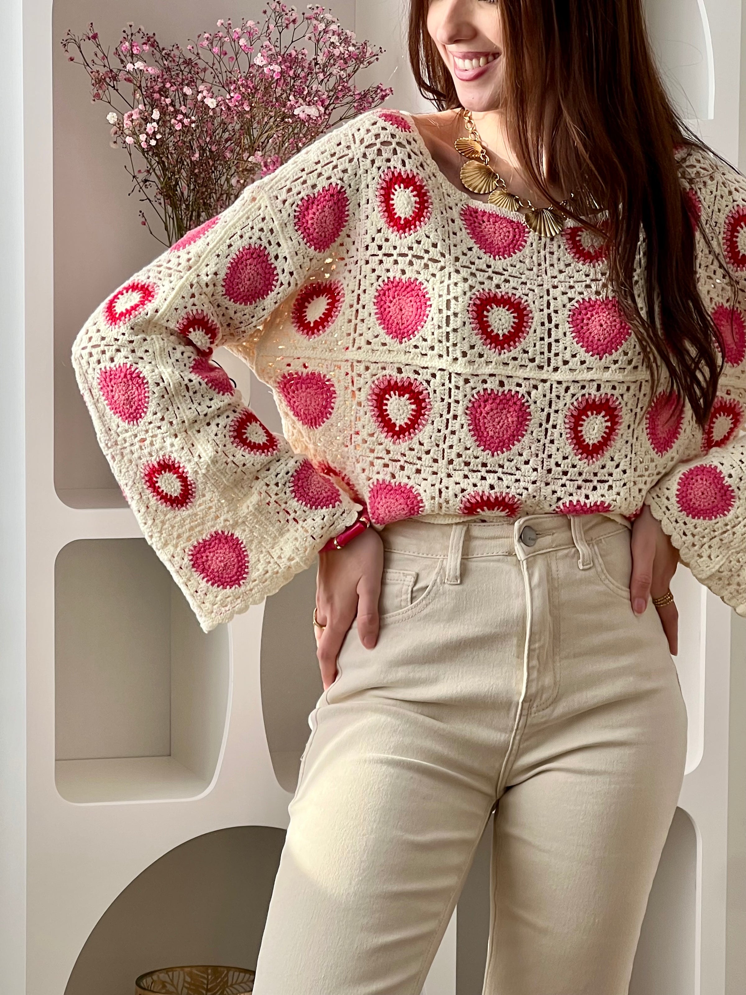 Craquez pour ce top beige en crochet femme, délicat et tendance. Doté de manches longues et d’un col rond, il se distingue par son crochet ajouré qui apporte légèreté et féminité. Ses motifs cœurs rose et rouge ajoutent une touche romantique et originale à votre tenue.
