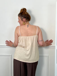 Sublimez votre allure avec ce top beige, orné d'une délicate dentelle sur son col V et doté de bretelles réglables pour un ajustement parfait. Élégance et féminité au rendez-vous.&nbsp;