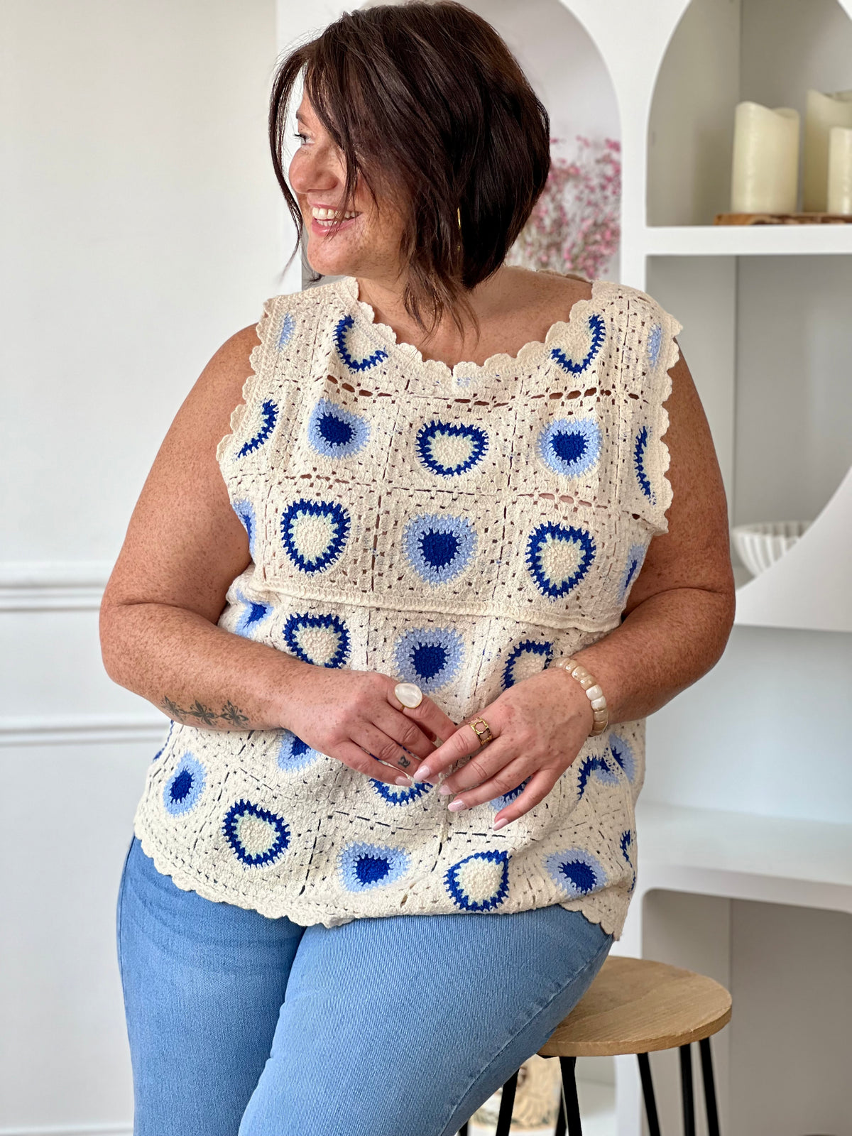 Succombez à ce top en crochet beige et bleu, sublimé par des finitions festonnées au col, aux poignets et à la base. Un modèle à l’allure bohème et actuelle.