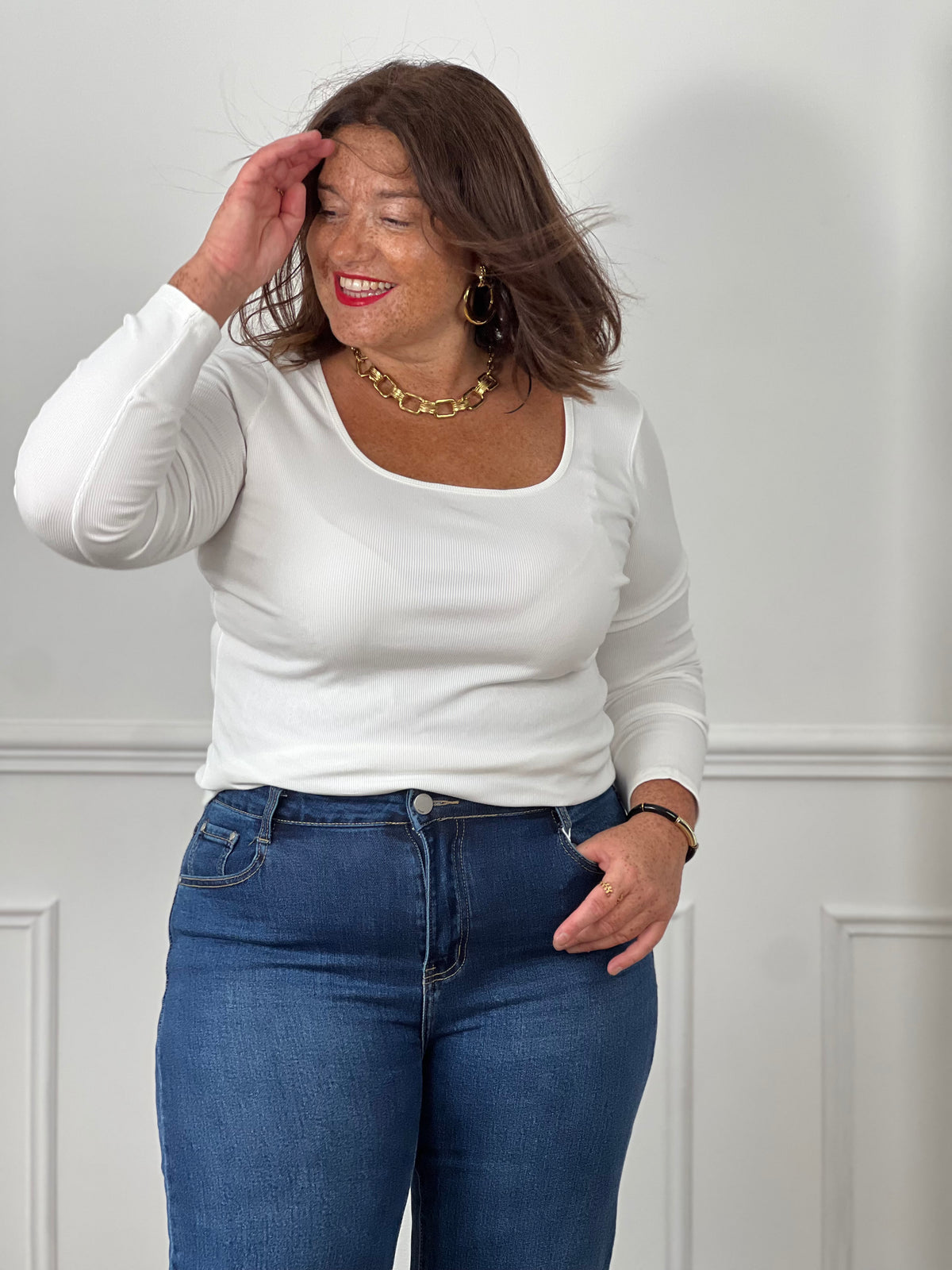 Top blanc côtelé col carré manches longues grande taille - détail buste avec jean bleu wide leg taille haute et collier chaîne maille dorée