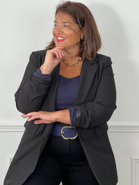 Top marine col arrondi grande taille porté avec un blazer noir oversize et ceinture marine - look chic bureau et soirée
