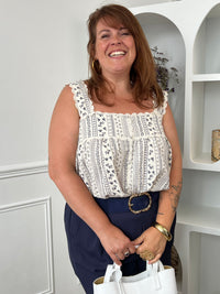 Craquez pour ce top à motifs grande taille au charme bohème et féminin. Confectionné en 100% coton, il offre une sensation de légèreté et de confort idéale pour les beaux jours. Son col carré met délicatement le décolleté en valeur, tandis que les broderies sur le haut et les bretelles apportent une touche raffinée. Les boutons factices sur toute la longueur et les motifs bleu marine sur fond écru complètent son style élégant et intemporel. Une pièce facile à associer pour un look chic et décontracté.