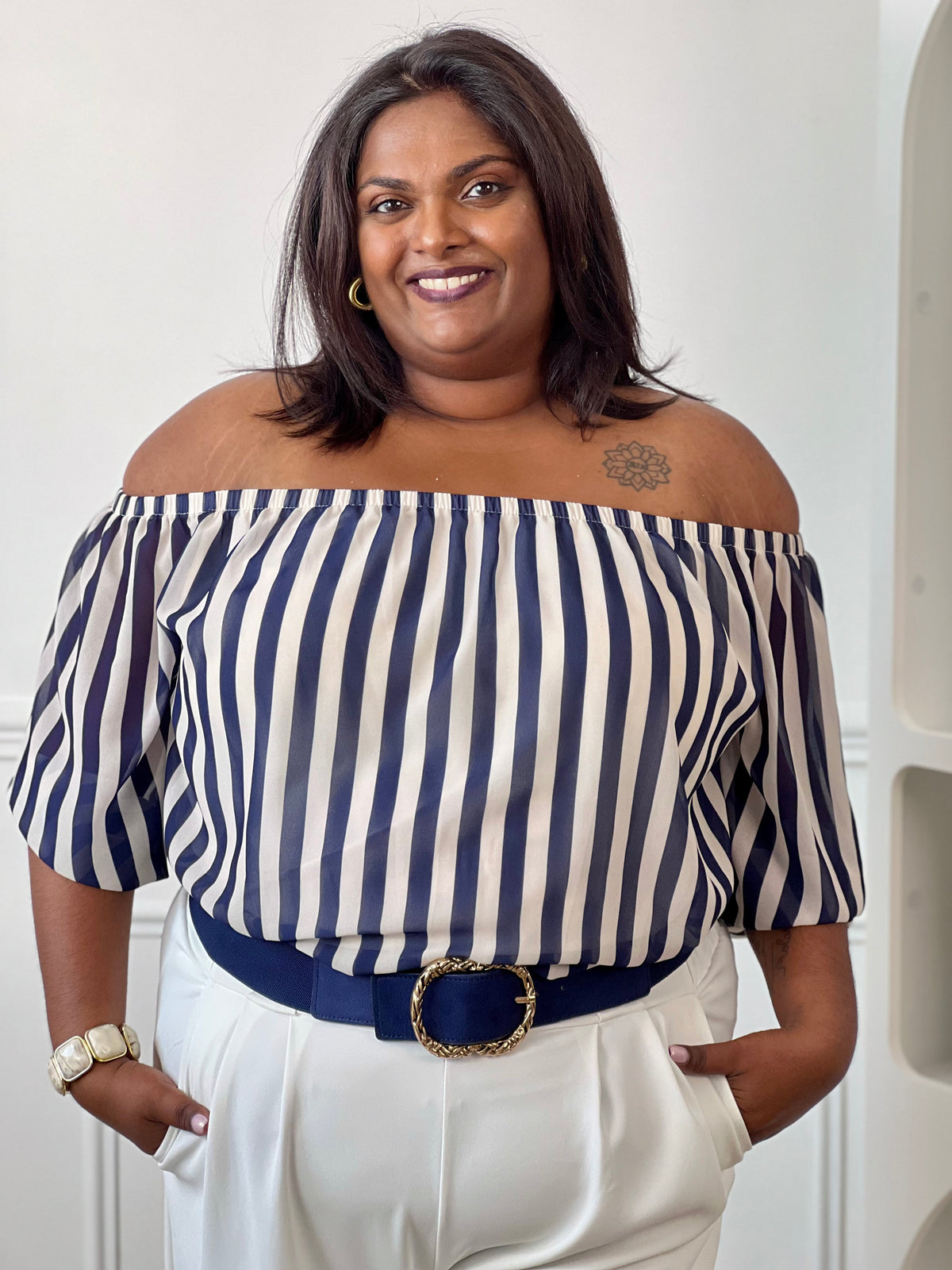 Apportez une touche d’élégance à votre dressing avec cette blouse grande taille à col bateau. Légère et fluide, elle offre un tombé féminin et confortable, idéal pour le quotidien. Ses manches courtes amples et son col bateau élastique assurent une allure décontractée et raffinée, tandis que les rayures verticales bleu marine et écru allongent visuellement la silhouette. Doublée sur le corps pour plus de confort et légèrement transparente aux manches, cette blouse est parfaite pour un look chic et intempore
