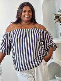 Apportez une touche d’élégance à votre dressing avec cette blouse grande taille à col bateau. Légère et fluide, elle offre un tombé féminin et confortable, idéal pour le quotidien. Ses manches courtes amples et son col bateau élastique assurent une allure décontractée et raffinée, tandis que les rayures verticales bleu marine et écru allongent visuellement la silhouette. Doublée sur le corps pour plus de confort et légèrement transparente aux manches, cette blouse est parfaite pour un look chic et intempore