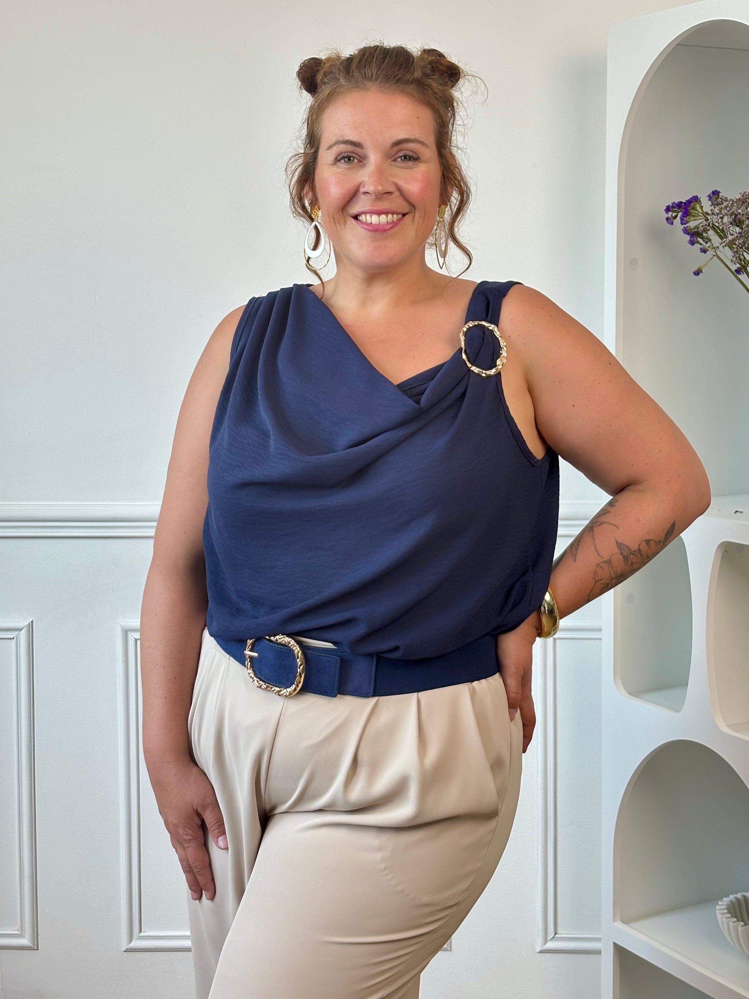 Top bleu marine grande taille Teya col asymétrique drapé broche dorée épaule – Loïcia

