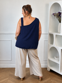 Top bleu marine curve Made in Italy broche dorée épaule gauche vue de dos – Loïcia