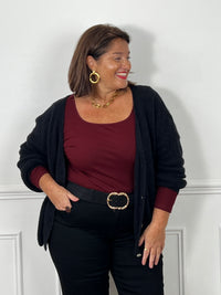 Top bordeaux manches longues col carré grande taille - look avec cardigan noir oversize, ceinture noire boucle dorée et bijoux dorés