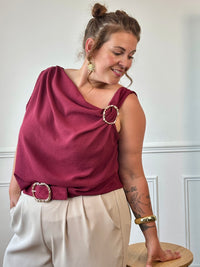 Top bordeaux grande taille bretelles larges col drapé vue de face – Loïcia
