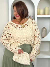 Top en crochet beige grande taille, parfait pour un look bohème et tendance. Avec ses manches longues, son col rond et son crochet ajouré, il apporte une touche élégante et légère à vos tenues. Confortable et facile à associer, ce top beige est idéal pour un style féminin et décontracté en toute saison.