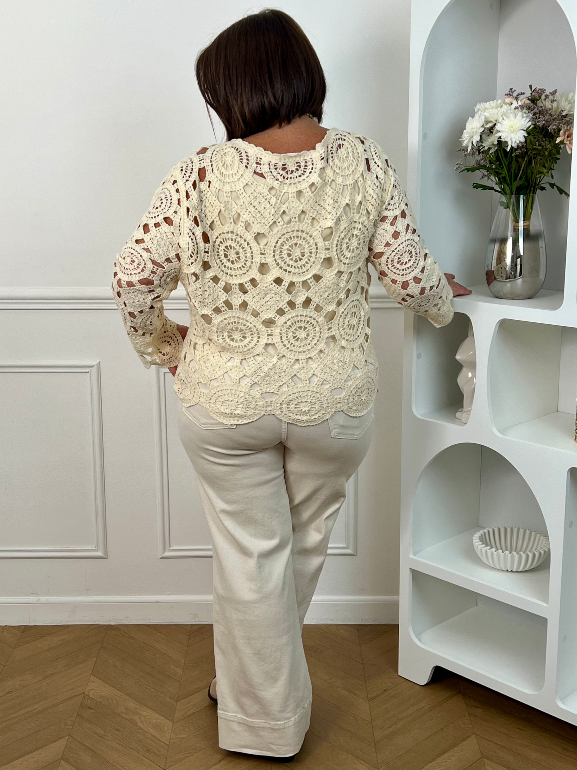 Top en crochet beige grande taille, parfait pour un look bohème et tendance. Avec ses manches longues, son col rond et son crochet ajouré, il apporte une touche élégante et légère à vos tenues. Confortable et facile à associer, ce top beige est idéal pour un style féminin et décontracté en toute saison.