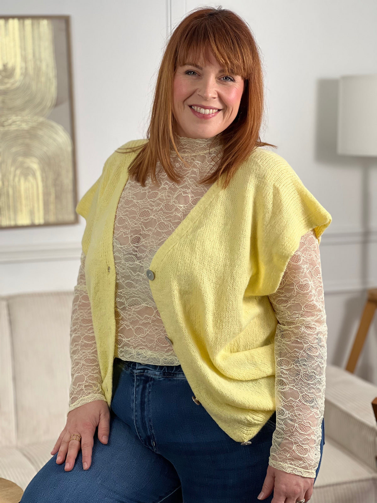 Ce top jaune en dentelle élégant offre une allure féminine grâce à son col montant festonné et sa dentelle féminine. Conçu spécialement pour les tailles plus grandes, il est confortable et flatteur.