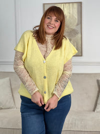 Ce top jaune en dentelle élégant offre une allure féminine grâce à son col montant festonné et sa dentelle féminine. Conçu spécialement pour les tailles plus grandes, il est confortable et flatteur.