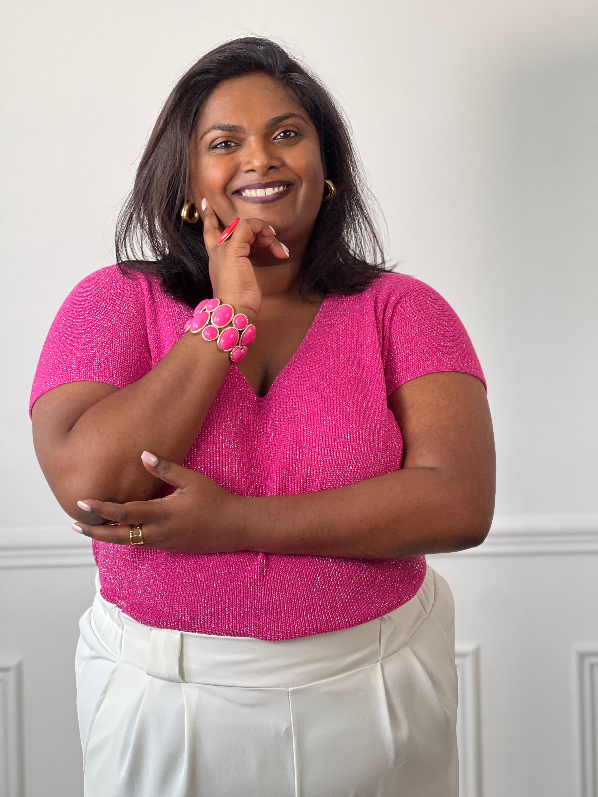 Tee-shirt fuchsia femme grande taille sans manches, doté d’un élégant col V et rehaussé de délicats fils de lurex argenté brillant. Sa coupe confortable et féminine met en valeur la silhouette tout en apportant une touche lumineuse et tendance à vos tenues du quotidien comme de soirée. Un indispensable pour allier confort, style et éclat.&nbsp;