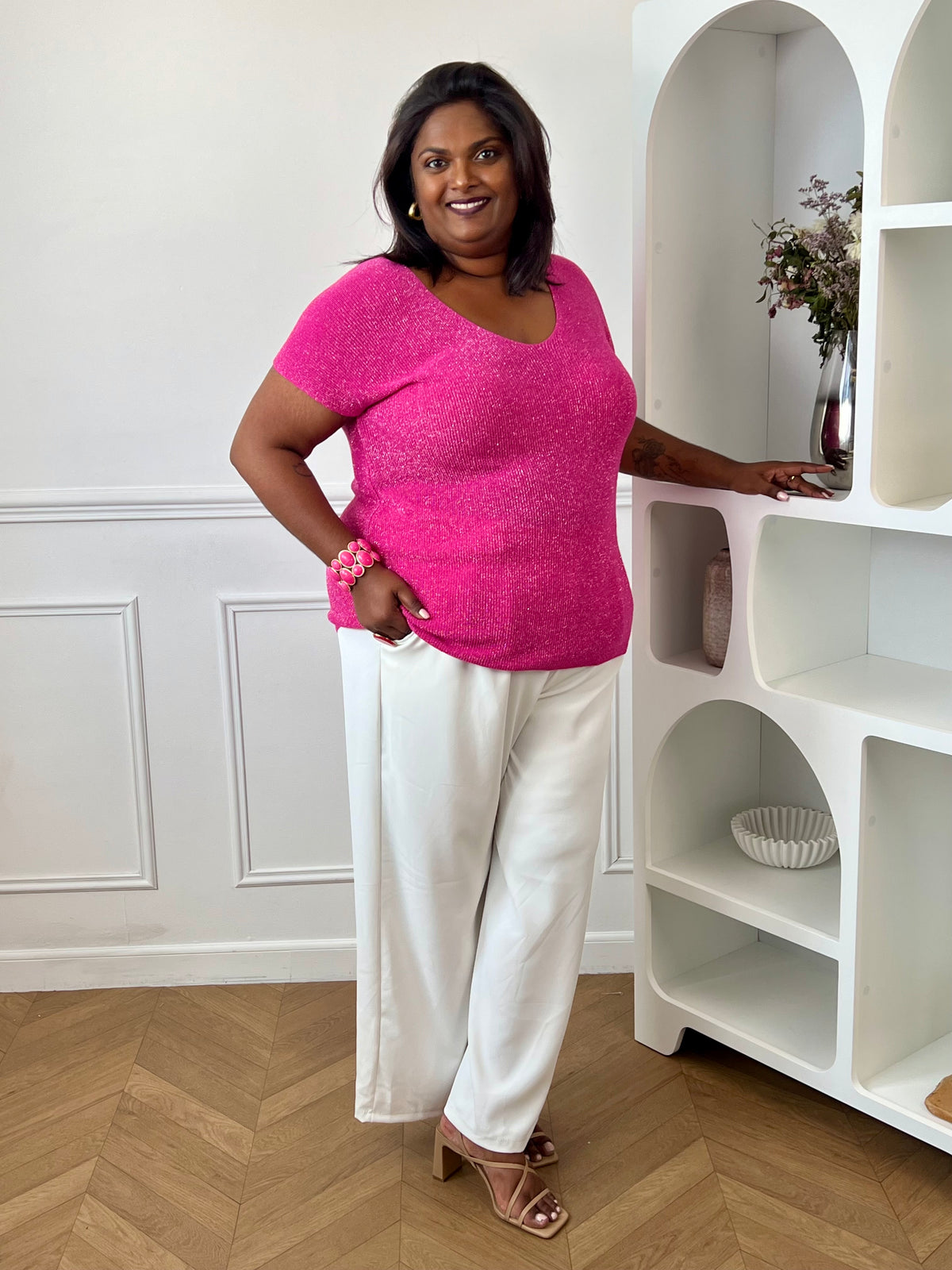 Tee-shirt fuchsia femme grande taille sans manches, doté d’un élégant col V et rehaussé de délicats fils de lurex argenté brillant. Sa coupe confortable et féminine met en valeur la silhouette tout en apportant une touche lumineuse et tendance à vos tenues du quotidien comme de soirée. Un indispensable pour allier confort, style et éclat.&nbsp;