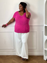 Tee-shirt fuchsia femme grande taille sans manches, doté d’un élégant col V et rehaussé de délicats fils de lurex argenté brillant. Sa coupe confortable et féminine met en valeur la silhouette tout en apportant une touche lumineuse et tendance à vos tenues du quotidien comme de soirée. Un indispensable pour allier confort, style et éclat.&nbsp;