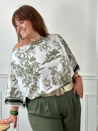 Top carré fluide grande taille Rebecca imprimé jungle kaki et écru – Loïcia
