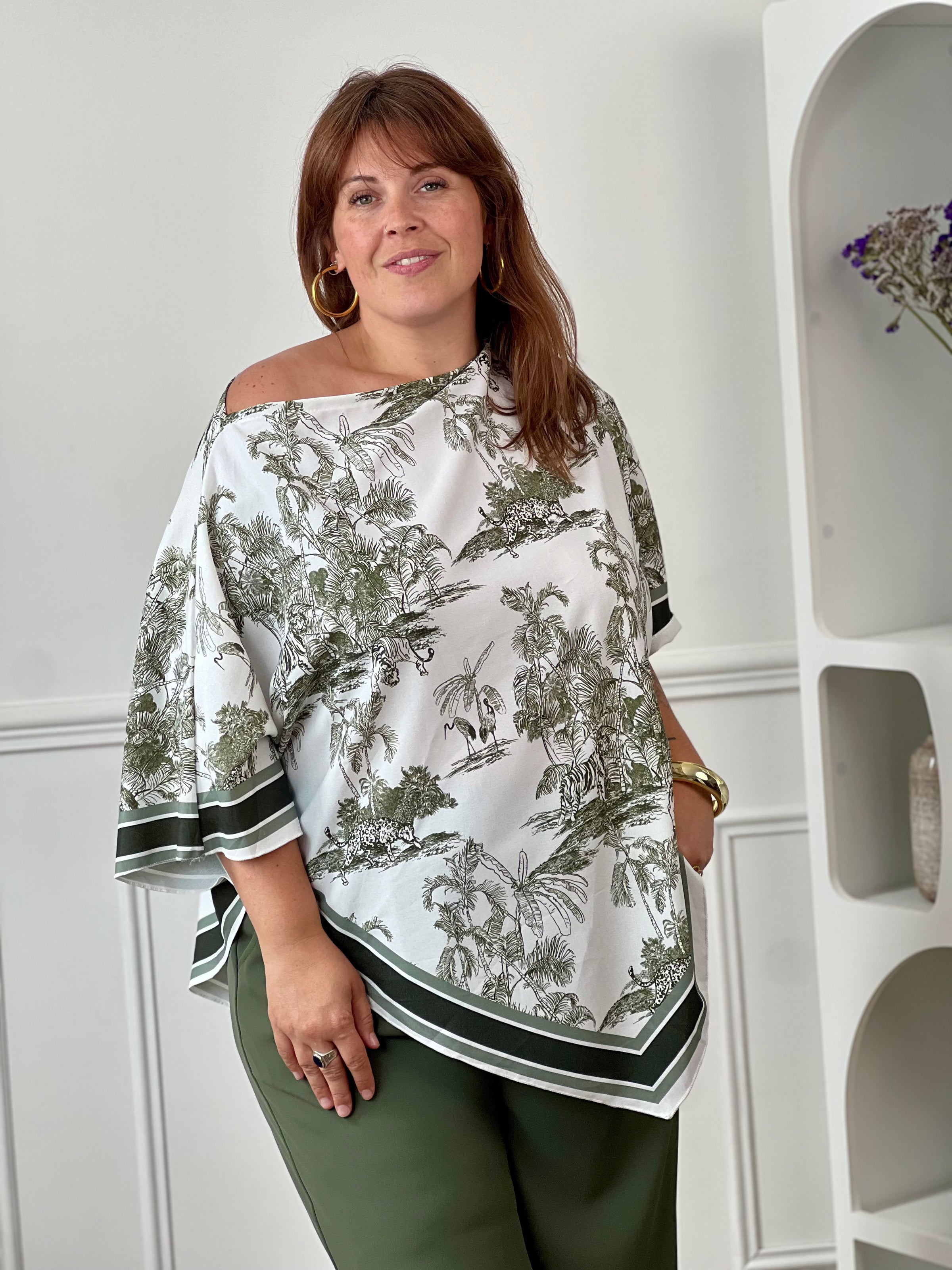 Top carré grande taille kaki écru Made in Italy vue de face – Loïcia
