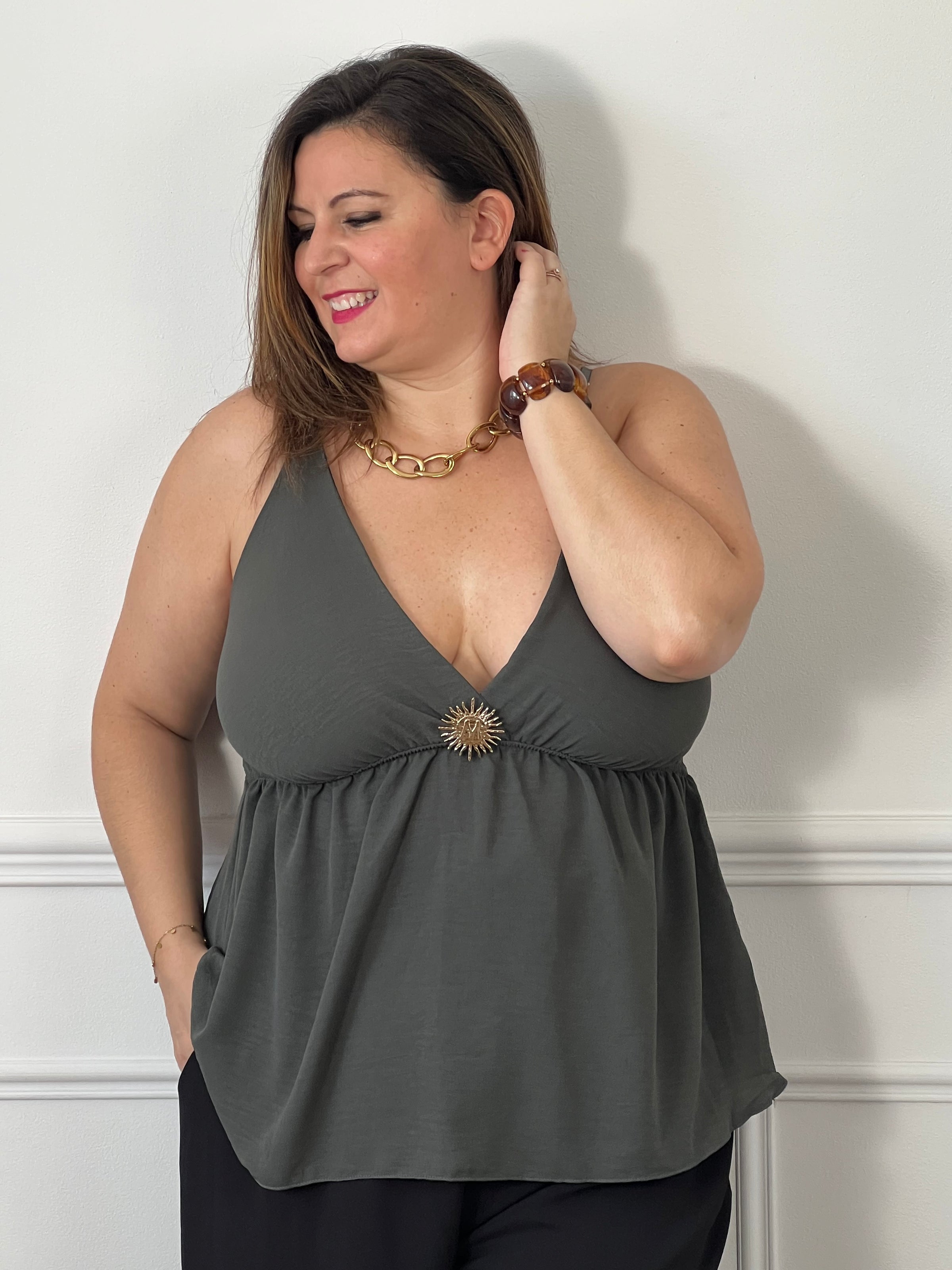 Top kaki grande taille femme vue de face col V broche dorée – Loïcia
