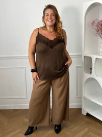 Top marron Maelie porté sur un pantalon large camel, montrant sa coupe fluide et sa longueur sur les hanches.