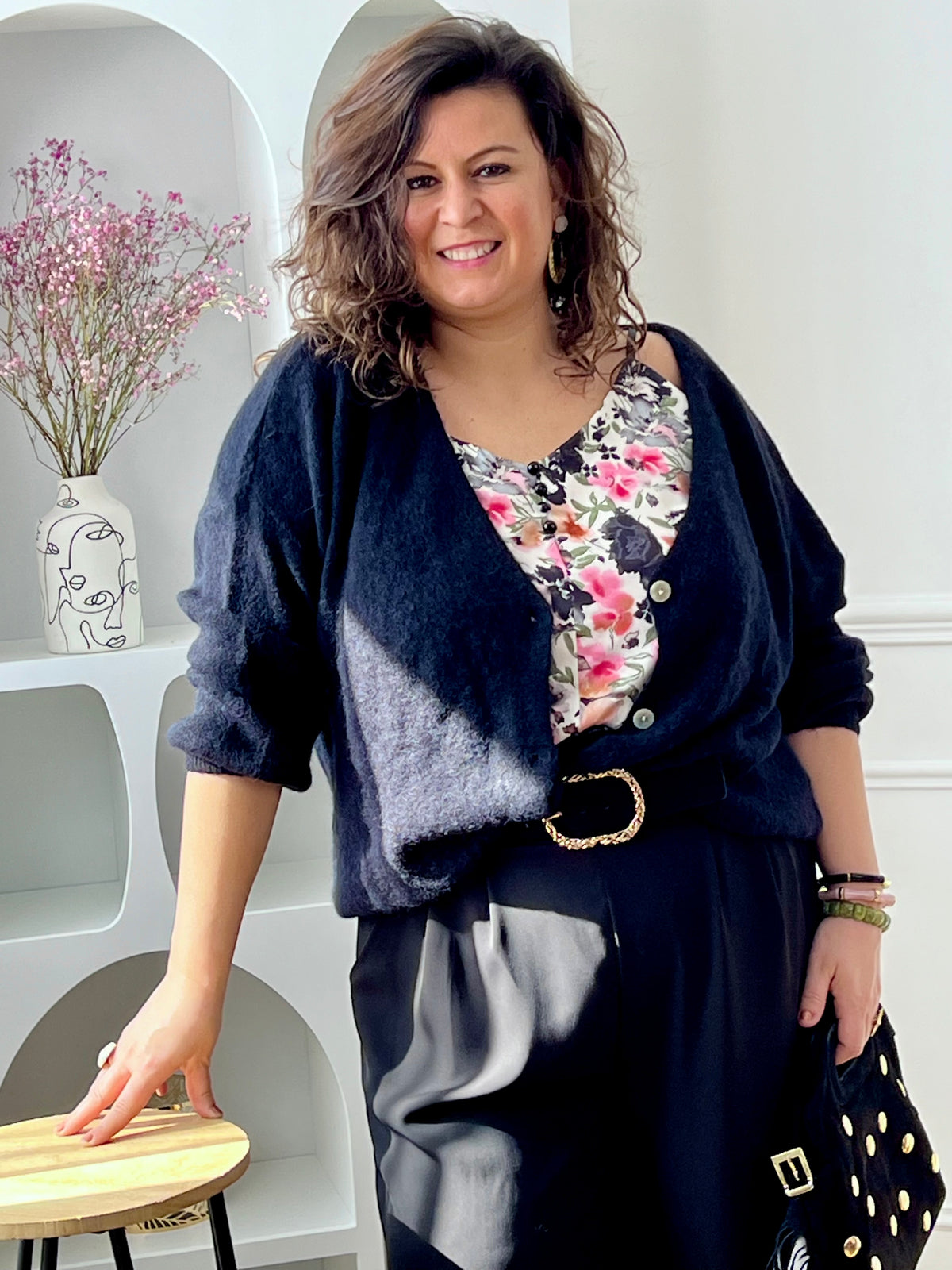 Ce top noir à bretelles réglables séduit par son élégance discrète et son motif floral délicat dans les tons rose et beige. Léger, féminin et facile à porter, il ajoute une touche romantique à n’importe quelle tenue.