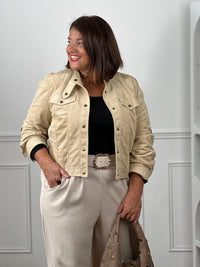 Top noir col carré grande taille porté avec une veste suédine beige, pantalon large beige et sac à rivets dorés - look chic automne
